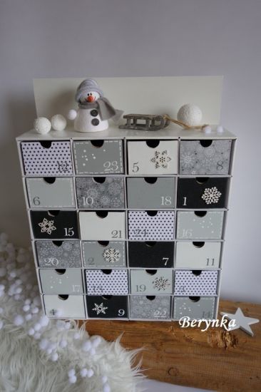 Adventní kalendář bílo-šedý se sněhuláčkem a sáňkami