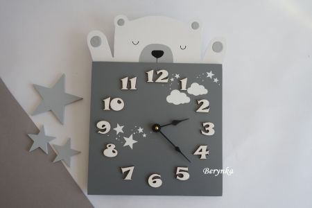 Dřevěné hodiny s medvědem