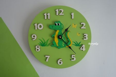 Dřevěné hodiny s krokodýlem