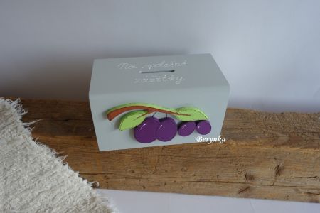 Dřevěná pokladnička se švestkami