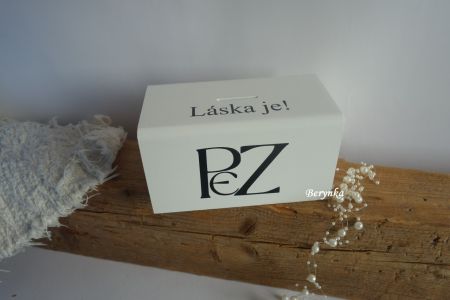 Svatební pokladnička s monogramem podle oznámení