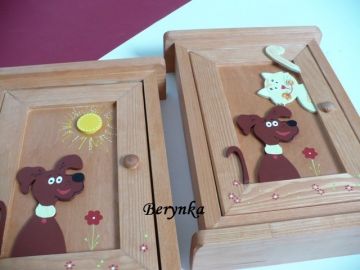 Dřevěná skříňka na klíče s pejskem