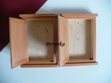 Dřevěná skříňka na klíče s pejskem