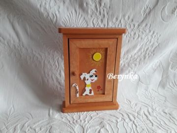Dřevěná skříňka na klíče s pejskem