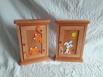 Dřevěná skříňka na klíče s pejskem