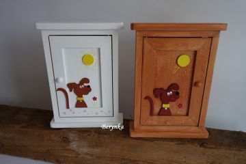 Dřevěná skříňka na klíče s pejskem