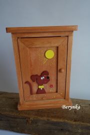 Dřevěná skříňka na klíče s pejskem