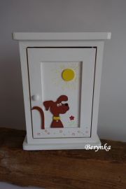 Dřevěná skříňka na klíče s pejskem