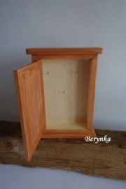 Dřevěná skříňka na klíče s pejskem