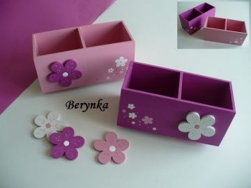 Dřevěný stojánek na tužky s kytičkou