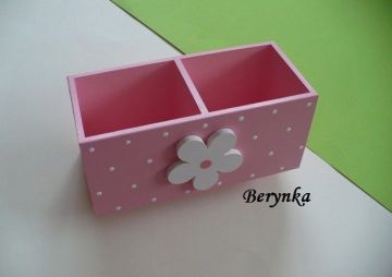 Dřevěný stojánek na tužky s kytičkou