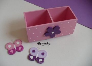 Dřevěný stojánek na tužky s kytičkou