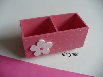 Dřevěný stojánek na tužky s kytičkou