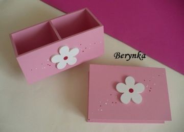 Dřevěný stojánek na tužky s kytičkou