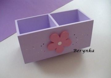 Dřevěný stojánek na tužky s kytičkou