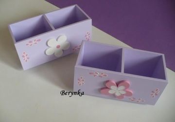 Dřevěný stojánek na tužky s kytičkou