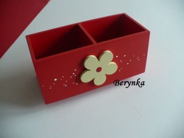 Dřevěný stojánek na tužky s kytičkou