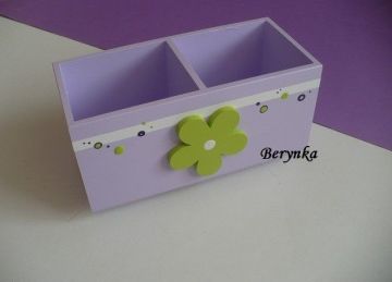 Dřevěný stojánek na tužky s kytičkou