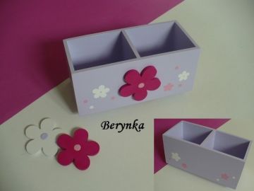 Dřevěný stojánek na tužky s kytičkou