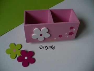 Dřevěný stojánek na tužky s kytičkou
