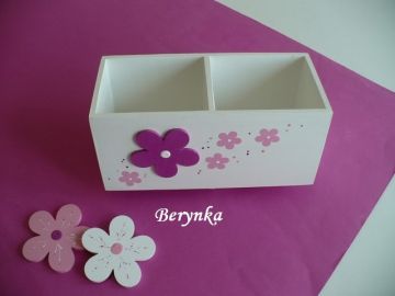 Dřevěný stojánek na tužky s kytičkou