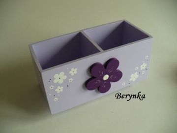 Dřevěný stojánek na tužky s kytičkou