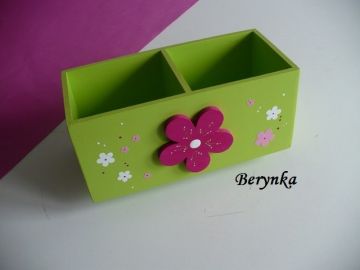 Dřevěný stojánek na tužky s kytičkou