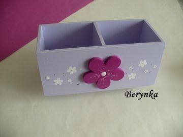 Dřevěný stojánek na tužky s kytičkou