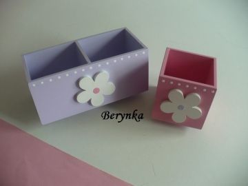 Dřevěný stojánek na tužky s kytičkou