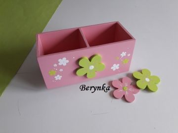 Dřevěný stojánek na tužky s kytičkou