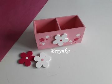 Dřevěný stojánek na tužky s kytičkou