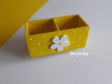 Dřevěný stojánek na tužky s kytičkou