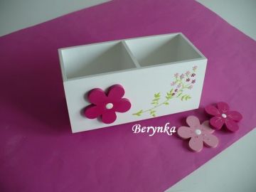 Dřevěný stojánek na tužky s kytičkou