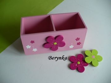 Dřevěný stojánek na tužky s kytičkou