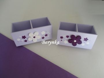 Dřevěný stojánek na tužky s kytičkou