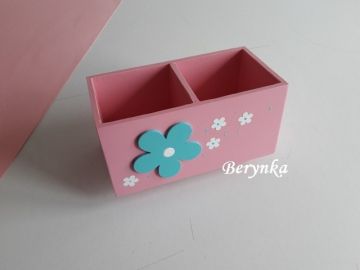 Dřevěný stojánek na tužky s kytičkou