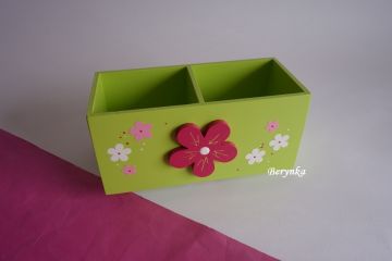 Dřevěný stojánek na tužky s kytičkou