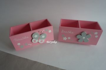 Dřevěný stojánek na tužky s kytičkou