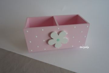 Dřevěný stojánek na tužky s kytičkou