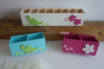 Dřevěný stojánek na tužky s kytičkou