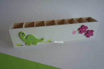 Dřevěný stojánek na tužky s kytičkou