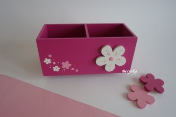 Dřevěný stojánek na tužky s kytičkou