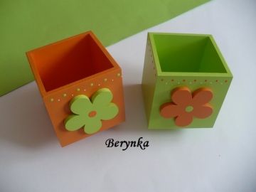 Dřevěný stojánek na tužky s kytičkou