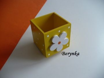 Dřevěný stojánek na tužky s kytičkou