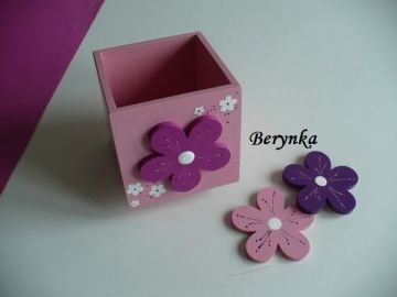 Dřevěný stojánek na tužky s kytičkou