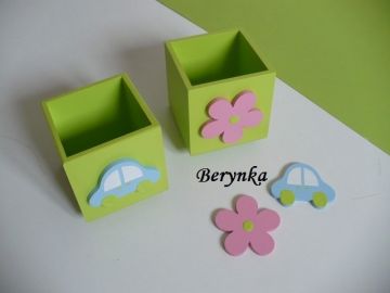 Dřevěný stojánek na tužky s kytičkou