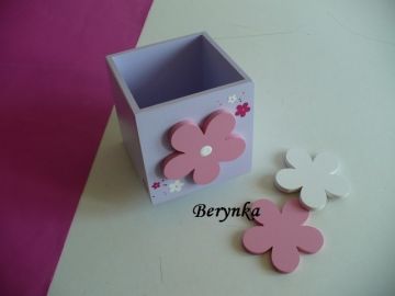 Dřevěný stojánek na tužky s kytičkou