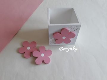 Dřevěný stojánek na tužky s kytičkou