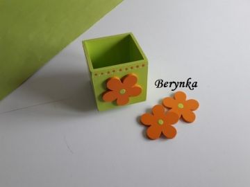 Dřevěný stojánek na tužky s kytičkou