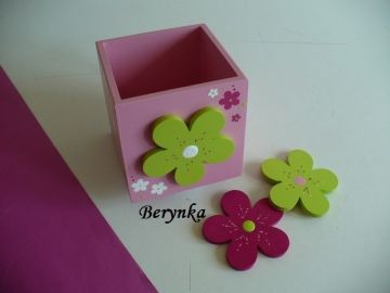 Dřevěný stojánek na tužky s kytičkou